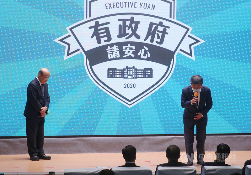 無保工作者加碼紓困新台幣1萬元6日上路,但亂象頻傳,不少民眾抱怨申請不便。行政院長蘇貞昌(左)7日與衛福部長陳時中(右)等人出席記者會,針對政策宣達不夠清楚造成民眾困擾,向社會各界致歉。中央社記者裴禛攝 109年5月7日