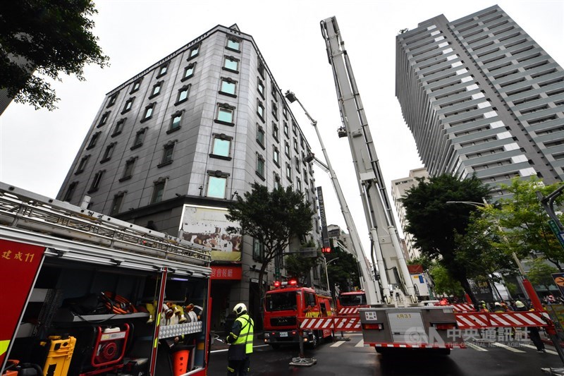 台北市錢櫃林森店4月26日發生火警釀6死。市長柯文哲認為,消防局長吳俊鴻確實督導不周,會記過,未來盼能改善缺失,所以留用。(中央社檔案照片)