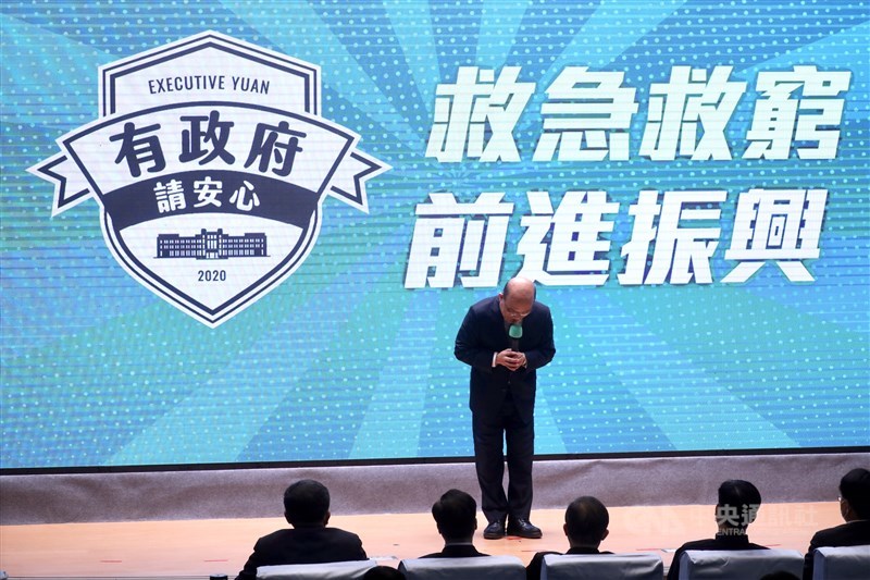 無保工作者加碼紓困新台幣1萬元6日上路,民眾抱怨申請不便。行政院長蘇貞昌7日下午親自現身道歉。中央社記者裴禛攝 109年5月7日