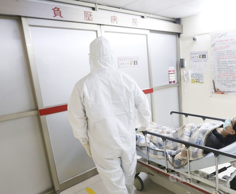 一名52歲女子為武漢肺炎重症患者,被送往衛生福利部桃園醫院負壓隔離加護病房,醫院7日表示,經過血液淨化技術治癒這名患者。(示意圖/中央社檔案照片)