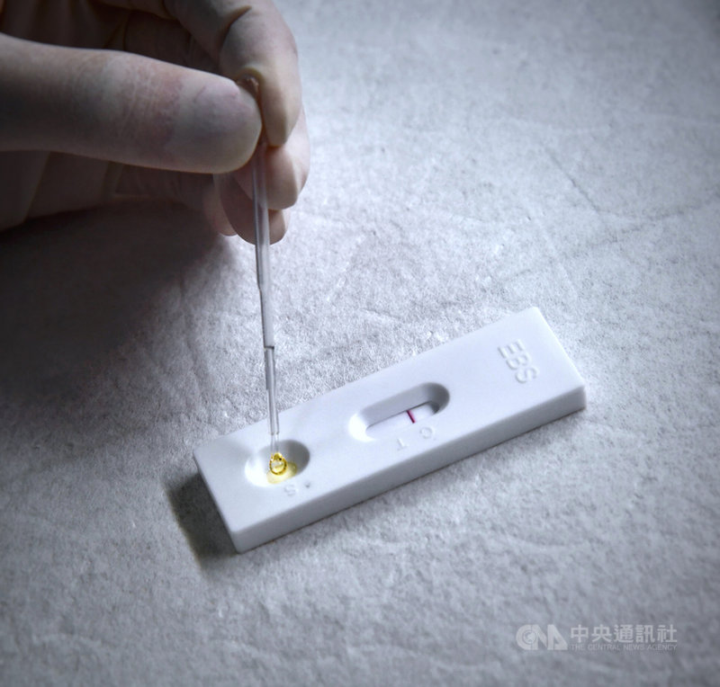 台灣生技業者凌越生醫新開發的新型冠狀病毒抗體快篩試劑,通過台大醫院臨床試驗,只要10分鐘就能有結果;判讀方式則跟驗孕試劑一樣,若是陽性就會有兩條紅線,讓一般醫療人員即便沒有經過特別訓練都可以判讀。中央社記者王飛華攝 109年5月7日
