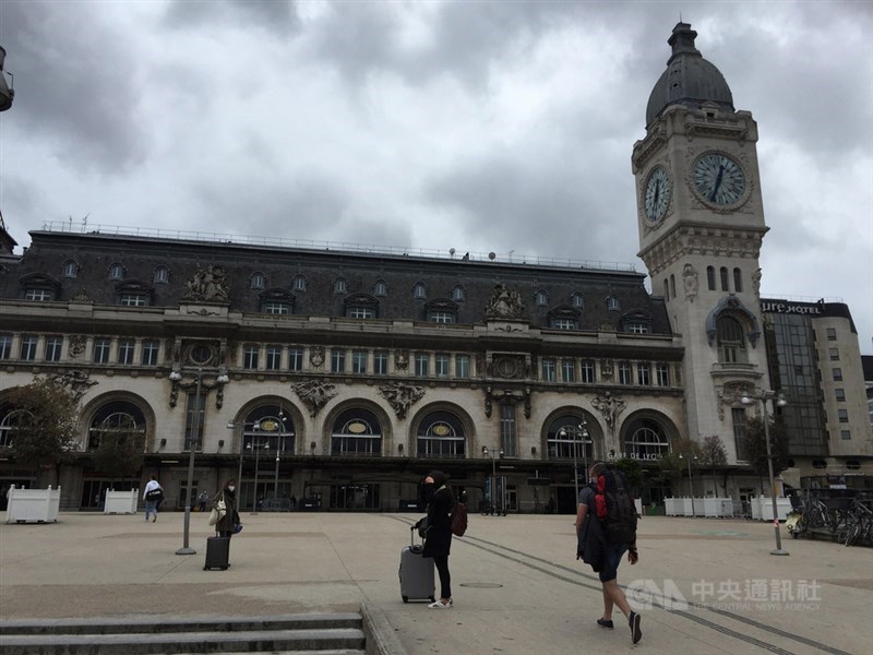 法國外交部27日表示,將對自英國入境的非歐洲聯盟(EU)旅客恢復更嚴格的防疫規範。圖為巴黎里昂車站通勤族及拖著行李的民眾出入。(中央社檔案照片)
