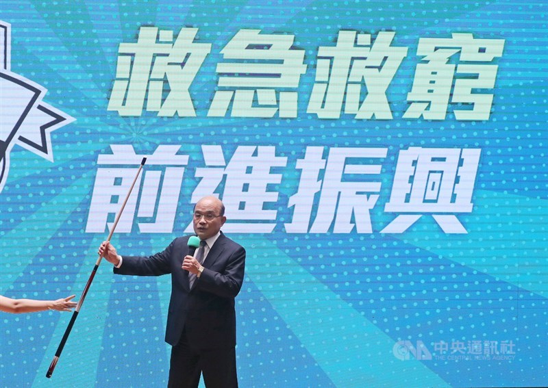 無保工作者加碼紓困新台幣1萬元6日上路,但不少民眾都抱怨申請不便,行政院長蘇貞昌7日下午在行政院出席記者會,接過工作人員遞上的招牌撞球桿,簡報說明簡化後的申請流程。中央社記者裴禛攝 109年5月7日