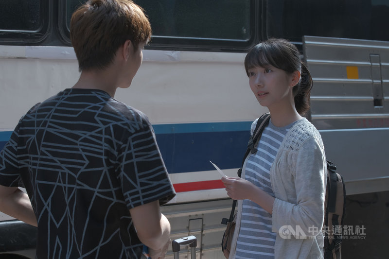 「路~台灣EXPRESS~」描述曾來台旅遊的日本女孩波瑠(右),因迷路認識台灣男生炎亞綸(左),回國後卻搞丟聯絡方式,多年後因台日聯合興建高鐵,獲外派台灣機會,展開尋愛旅程。(公視提供)中央社記者葉冠吟傳真 109年5月8日