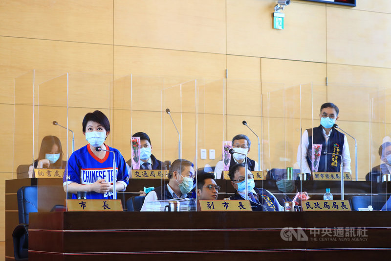 台中巨蛋興建案延宕多年,台中市長盧秀燕(前左1)8日在市議會答詢時表示,在她任內一定會邀請所有市議員參加巨蛋的動工典禮。中央社記者郝雪卿攝 109年5月8日