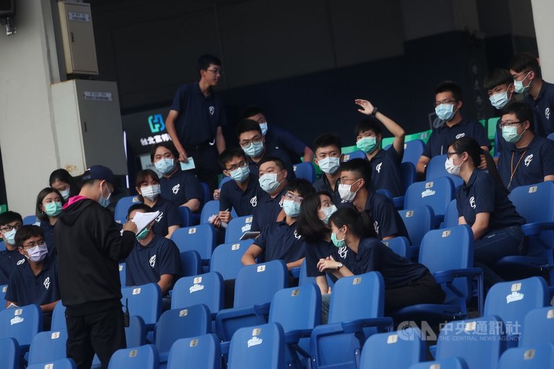 中華職棒8日起開放每場比賽上限1000名觀眾入場,下午在富邦悍將隊主場新莊棒球場內,工作人員賽前開會提醒應注意事項。中央社記者吳家昇攝 109年5月8日