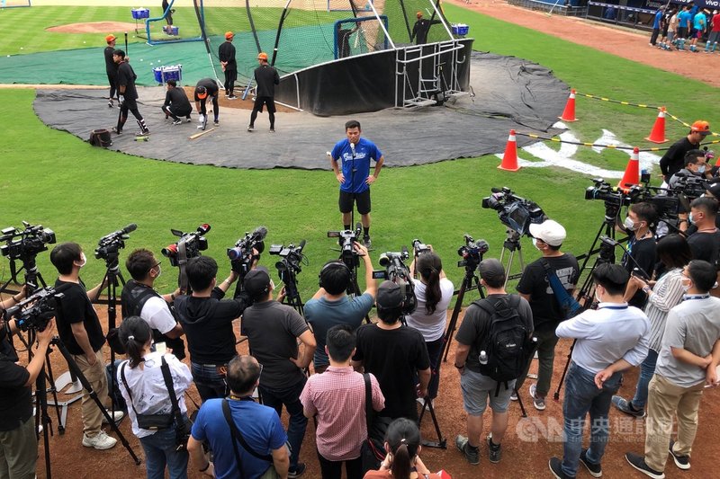 中華職棒8日起開放每場比賽上限1000名觀眾入場,截至7日為止,新莊棒球場8日晚間賽事媒體採訪申請就有112人、其中有14家外媒。中央社記者吳家昇攝 109年5月8日