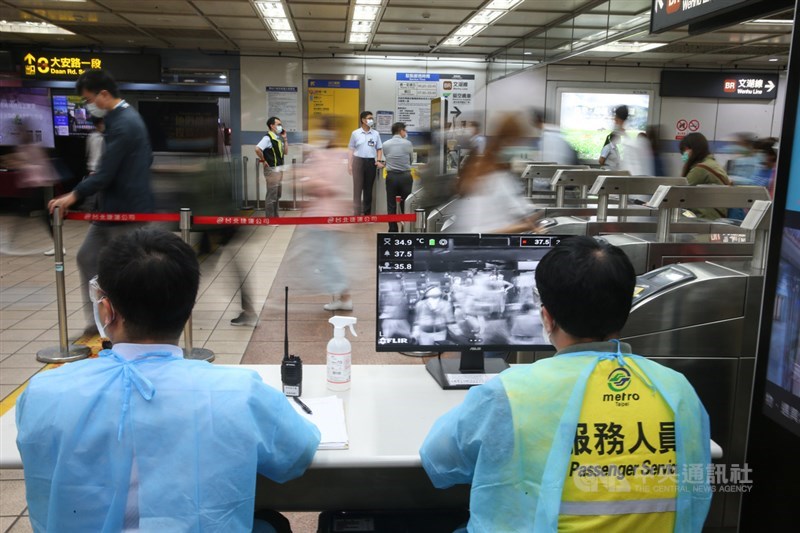 因應2019冠狀病毒疾病(COVID-19,武漢肺炎)疫情,台北捷運忠孝復興站透過紅外線熱顯像儀,即時偵測旅客體溫,持續把關做好防疫工作。中央社記者謝佳璋攝 109年5月7日