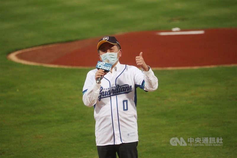 中央流行疫情指揮中心指揮官陳時中8日晚間現身新莊棒球場,參與領先全球開放球迷入場觀戰的中職賽事,並提到因為大家的努力,已連續26天無本土新增案例,這是全體國民努力成果,下一步將推行防疫新生活。中央社記者吳家昇攝 109年5月8日