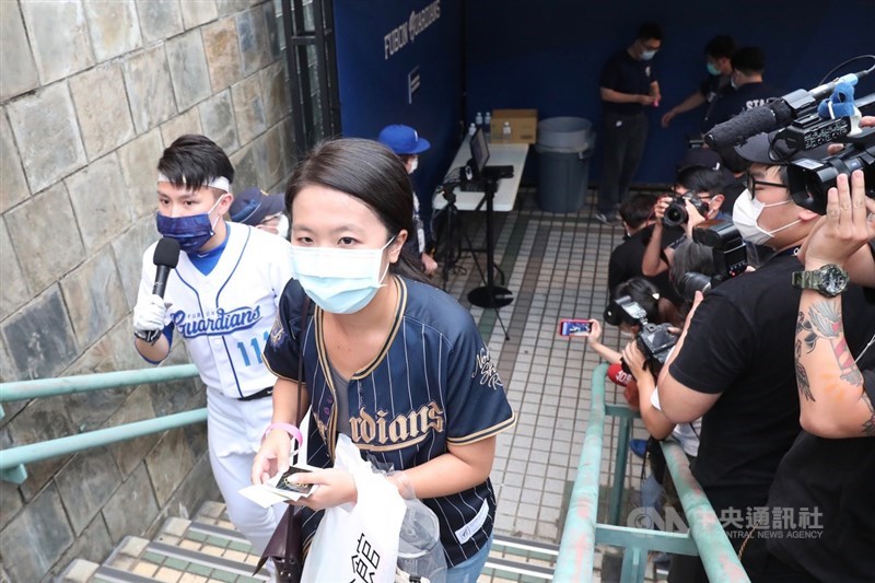 中華職棒賽事自8日起開放1000名觀眾進場,排隊入場球迷除配合戴口罩外,於場外也得先做完體溫量測才能進場。中央社記者吳家昇攝 109年5月8日