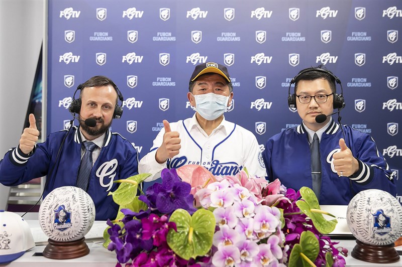 中央流行疫情指揮中心指揮官陳時中(中)8日現身新莊棒球場,3局中場登上英文轉播主播台受訪,陳時中說,今天是非常值得紀念的一天,「下次試看看開放2000人」。(富邦悍將隊提供)中央社記者張新偉傳真 109年5月8日