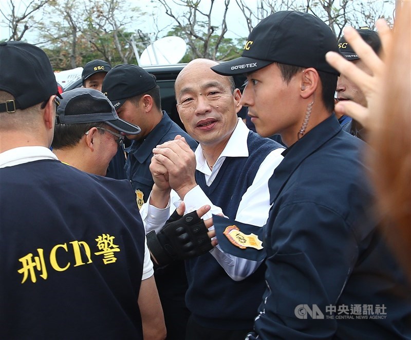 媒體報導,檢調首度查獲中國大陸台辦資助國民黨及國民黨總統候選人韓國瑜(中)選舉,起訴7人。圖為韓國瑜1月出席同黨立委候選人造勢大會。(中央社檔案照片)