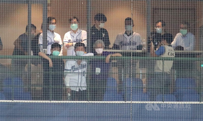 中職富邦悍將隊8日晚間在新莊棒球場與統一獅隊交手,中央流行疫情指揮中心指揮官陳時中(前左2)穿上象徵「0例」的0號球衣現身,並在貴賓室觀看球賽。中央社記者張新偉攝 109年5月8日