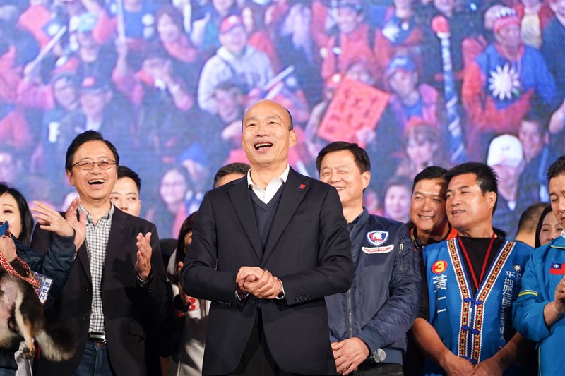 長沙台協會長林懷等7人,涉獲得中國湖南省台辦等單位資金,在長沙辦餐會,並資助機票要求台商返台拉抬國民黨總統候選人韓國瑜(前中)選情。北檢8日依違反選罷法等罪起訴林男等7人。(圖取自facebook.com/twherohan)