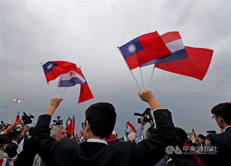 美洲季刊網站文章闡述巴拉圭因受經濟及武漢肺炎疫情等因素影響,支持台灣所要承受的壓力愈來愈大。圖為2018年巴拉圭中正學校的學生高舉中華民國與巴拉圭國旗揮舞,歡迎總統蔡英文到訪。(中央社檔案照片)