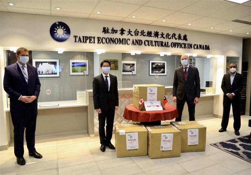 台灣捐給加拿大50萬片口罩。駐加代表陳文儀(左2)將其中40萬片捐給加拿大聯邦政府的口罩,移交給加拿大紅十字會會長蘇維(右2)。保守黨黨魁謝爾(左1)、執政自由黨聯邦眾議員阿里雅(右1)見證觀禮。(駐加拿大代表處提供)中央社記者胡玉立多倫多傳真 109年5月5日