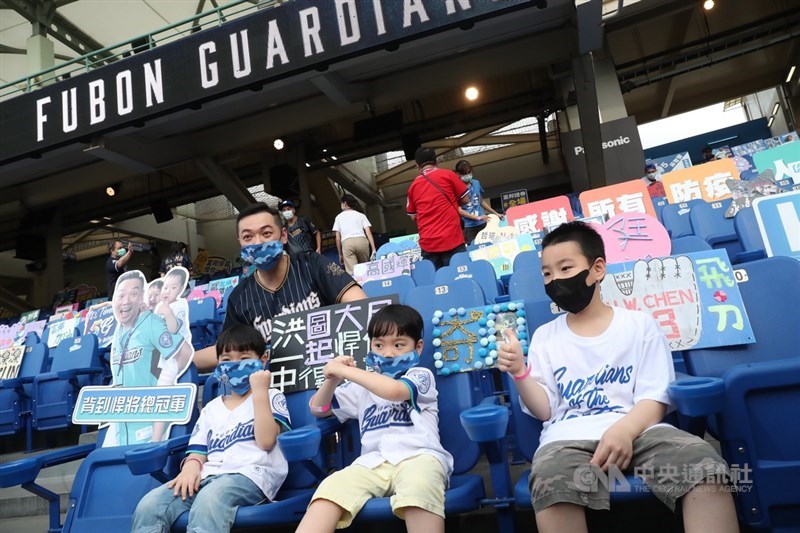 中華職棒8日起開放1000名球迷進場觀賽，成為世界首個開放觀眾入場的職棒聯盟，首日進場的球迷攜家帶眷為球員加油打氣。中央社記者吳家昇攝　109年5月8日