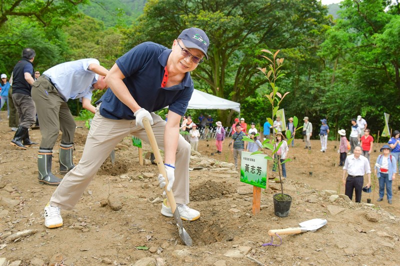 外貿協會今年迎接50歲生日,貿協董事長黃志芳(前)8日率同仁在汐止植樹造林,響應環境永續發展。(外貿協會提供)中央社記者楊舒晴傳真 109年5月8日