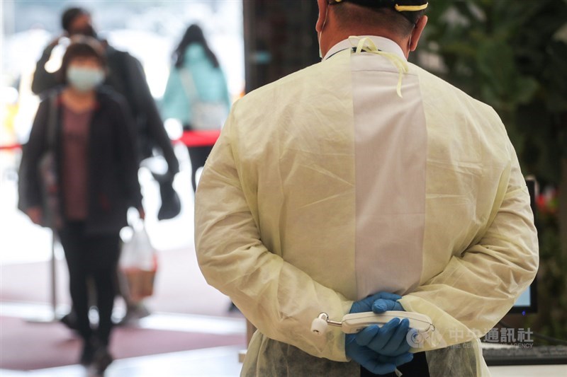 衛福部9日公布新版獎勵要點,擴大執行照護疑似或確診武漢肺炎的急診醫護獎勵,醫師每人每日1萬元、護理每人每班1萬元。圖為台北榮民總醫院嚴格執行入院人員體溫測量。中央社記者裴禛攝 109年2月29日