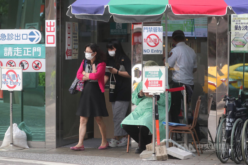 中央流行疫情指揮中心9日宣布,即日起開放醫院加護病房跟安寧病房,每天有固定時段、每一床最多2人可入院探視。圖為民眾步出醫院。中央社記者吳家昇攝 109年5月9日