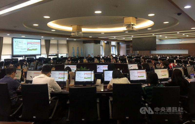 新北市將55大箱萬元擴大紓困申請案送衛福部核定,衛福部社工司在假日動員超過百人加班處理。圖為衛福部支援人員作業前講習說明,因應新北紓困案審查。(衛福部提供)中央社記者陳偉婷傳真 109年5月9日
