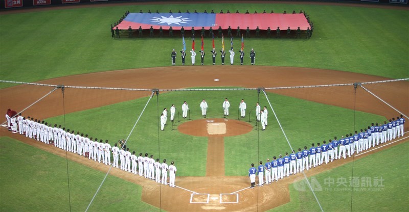 國防部109年「台灣加油!國軍加油!」職棒開場活動7日在桃園國際棒球場舉行,現場兩隊選手列隊,由33化兵群官兵領唱國歌。中央社記者張新偉攝 109年5月7日