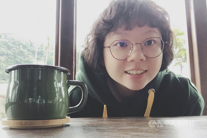高三生許紫涵說,從小帶她的印尼移工Duwi是她的「第二位母親」,她很想和Duwi再取得聯繫,希望她在世界某個地方過得幸福。(許紫涵提供)中央社記者石秀娟雅加達傳真 109年5月10日