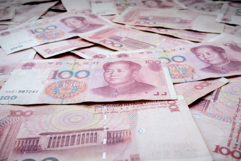 路透社引述知情人士表示，為加大力度阻止人民幣貶值，中國人民銀行日前要求各大國有銀行的香港、紐約、倫敦等海外分行，準備在離岸市場拋售美元。圖為人民幣。（圖取自Unsplash圖庫）
