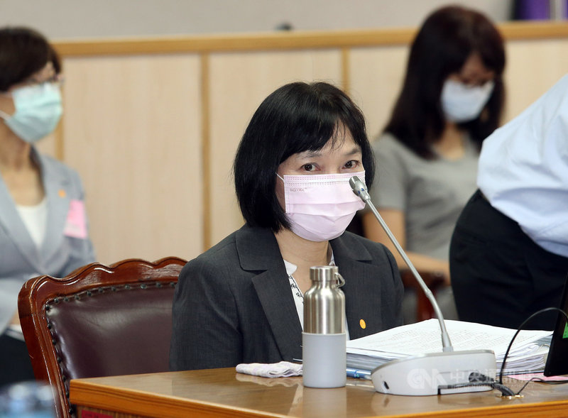 立法院司法及法制委員會11日審查行政院函送促進轉型正義委員會委員提名名單,代理主委楊翠(前)出席。中央社記者郭日曉攝 109年5月11日