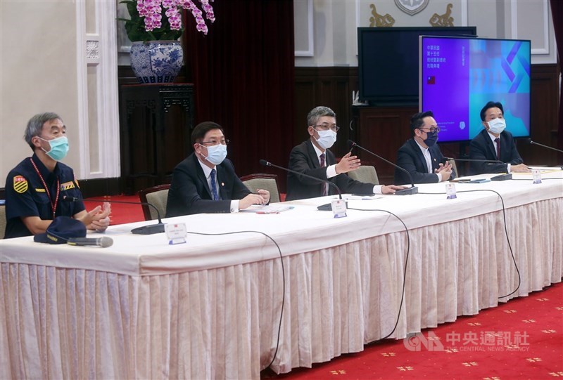 總統府11日上午召開第15任總統暨副總統就職典禮說明記者會,總統府發言人丁允恭(左3)等人出席,說明520總統、副總統就職典禮相關規劃。中央社記者鄭傑文攝 109年5月11日
