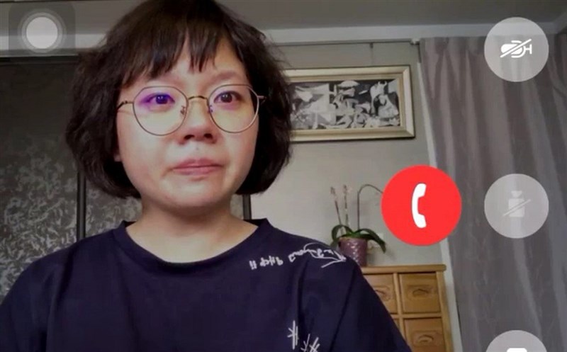 高三女生許紫涵10日等待與失聯多年的印尼移工Dwi Setyowati視訊前，眼眶泛紅，情緒激動，不時抿嘴冷靜下來。（許紫涵提供）中央社記者石秀娟雅加達傳真 109年5月11日