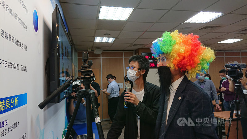 科技部長陳良基於記者會後,戴上各種偽裝,測試人臉辨識系統。中央社記者潘姿羽攝 109年5月11日