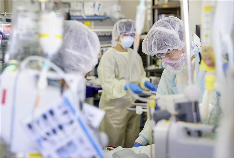 日本東京為武漢肺炎患者預留的病床,占床數已逾9成,凸顯當局遏止疫情進一步擴散的迫切需要。圖為日本一處收治武漢肺炎患者的醫院。(共同社提供)