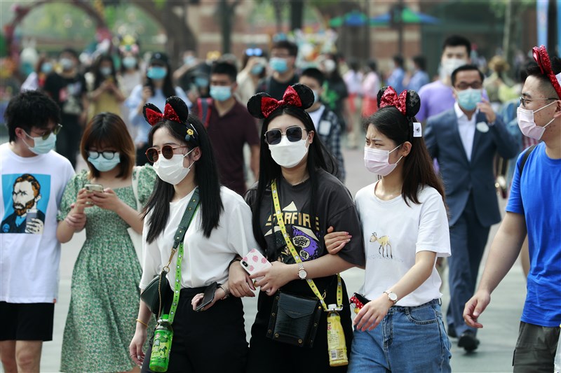 上海迪士尼樂園因武漢肺炎疫情關閉近3個月後,11日在實施人流管控下重新開園。圖為上海迪士尼重新開放湧入大批遊客。(中新社提供)
