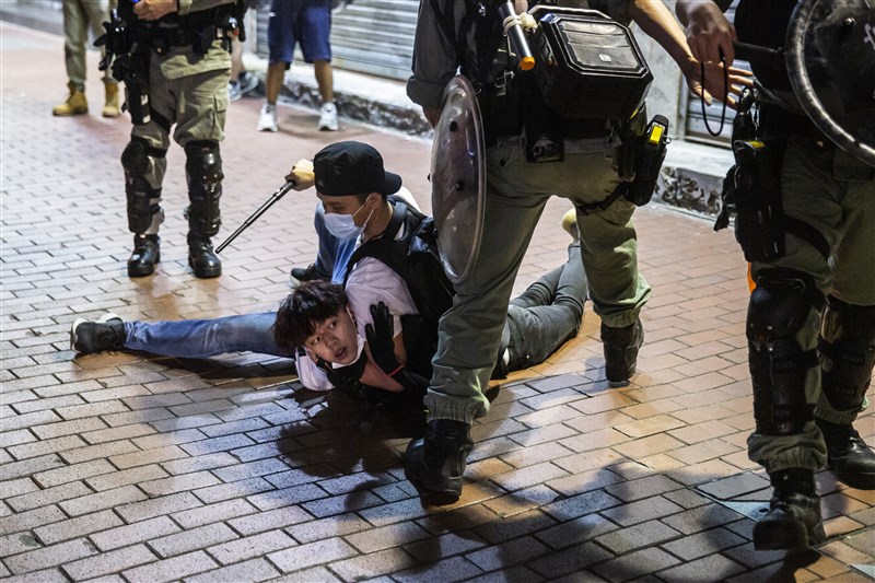 香港民眾10日中午在多處商場舉行活動,入夜後抗爭人潮轉至旺角街頭,防暴警察多次以違反限聚令驅散、截查民眾,數十人被警方帶走。(法新社提供)