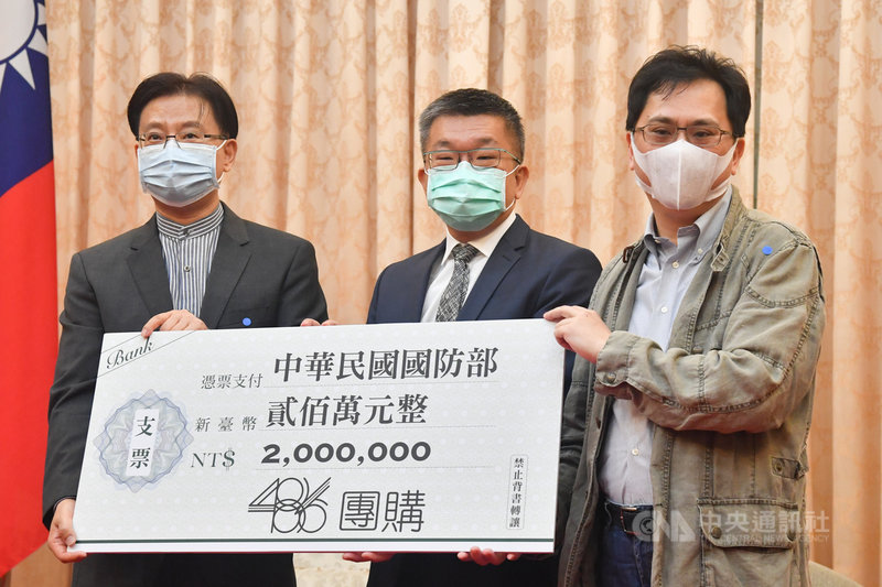 團購企業家「486先生」陳延昶(右)12日在立法院副院長蔡其昌(中)見證下,捐贈新台幣200萬加菜金給海軍,盼提振士氣,由海軍司令部政戰主任孫常德中將(左)代表受贈。中央社記者林俊耀攝 109年5月12日