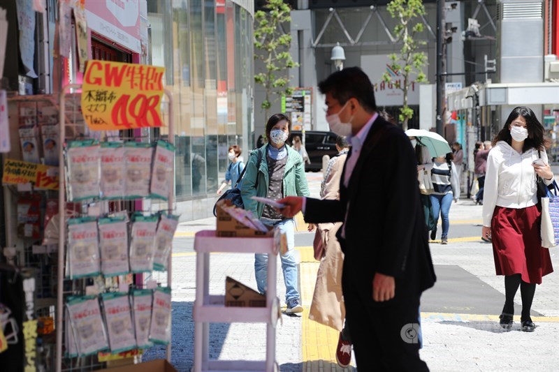 4月下旬以來,中國製口罩大量銷至日本,日本市面上不再一罩難求。中央社記者楊明珠東京攝 109年5月12日