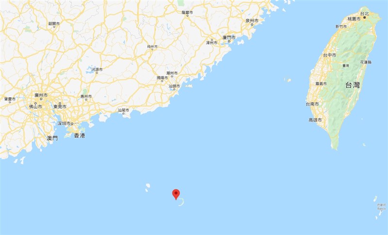 日本「共同社」12日報導,中國人民解放軍8月擬在中國南部海南島的南海區域,舉行設想奪取台灣有效控制東沙群島(紅標處)的大規模登陸演習。(圖取自Google地圖網頁google.com.tw/maps)