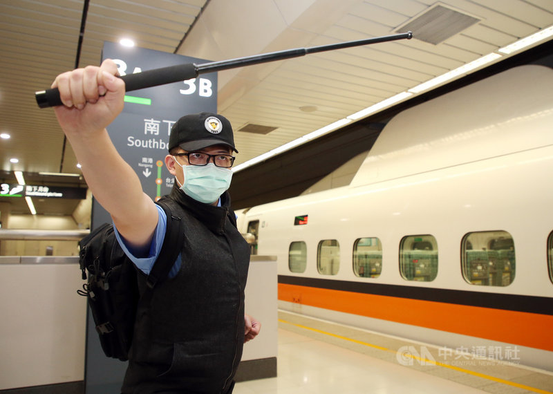 台灣高鐵強化營運安全13日展示各項防護裝備,引進具有武術能力的車站保全手持防衛甩棍,後背防護背包,包內有防割手套、防刺擋板、多功能交管棒、LED強光手電筒等配備。中央社記者鄭傑文攝 109年5月13日