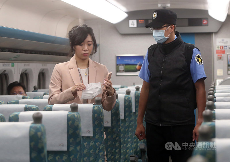 台灣高鐵強化營運安全13日展示各項防護裝備,車站保全演練列車上巡邏護車任務,並要求乘客依規定戴上口罩。中央社記者鄭傑文攝 109年5月13日