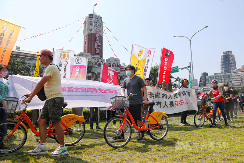 多個民團13日發起「為邱和順自由而騎」聲援行動,一路從台北看守所騎自行車到總統府前,齊聲呼籲總統蔡英文特赦已被羈押超過30年的死刑犯邱和順。中央社記者王騰毅攝 109年5月13日