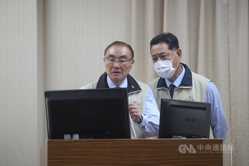 海軍敦睦艦隊成員染疫,誰下達解除梯口管制成為調查重點之一。前國防部長、退輔會主委馮世寬(左)13日在立法院外交及國防委員會表示,如果當時他是國防部長,會同意讓敦睦艦隊官兵離艦回家。中央社記者吳家昇攝 109年5月13日