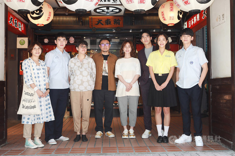 公視最新迷你劇集「大債時代」13日開鏡,劇組演員出席合影,全劇探討當代青年負債議題,盼與社會產生共鳴。(公視提供)中央社記者葉冠吟傳真 109年5月13日