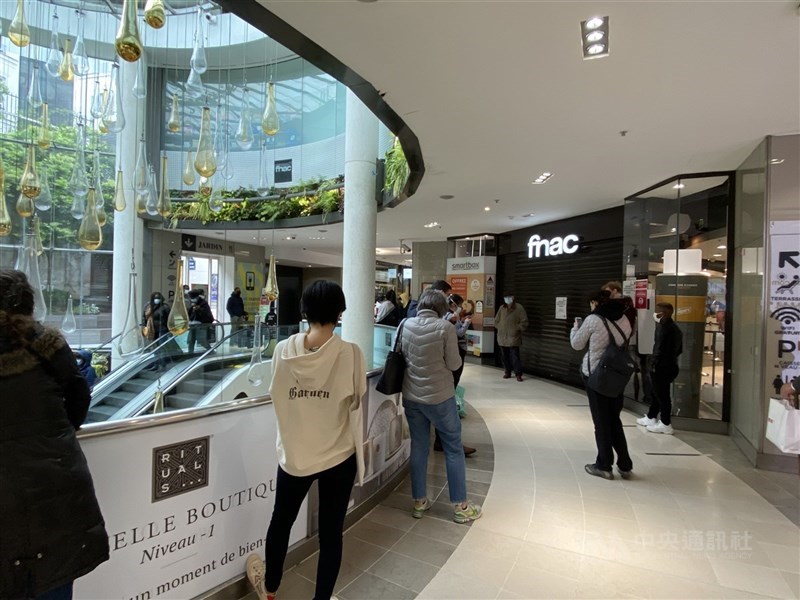 法國11日解封,除餐廳咖啡廳及大型賣場百貨外,其餘都恢復營業。巴黎市中心法雅客(Fnac)延後一小時開店,大批民眾守在店外等候。中央社記者曾婷瑄巴黎攝 109年5月12日
