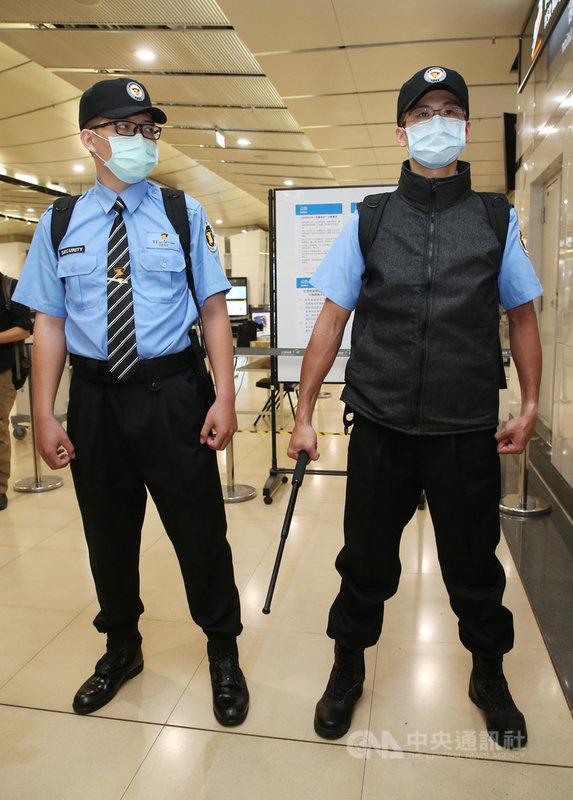 台灣高鐵強化營運安全13日展示各項防護裝備,引進具有武術能力並領有證照(如跆拳、空手、柔道、搏擊等段位證照)者,擔任高鐵列車車安保全,執行護車任務,維護旅客安全。中央社記者鄭傑文攝 109年5月13日