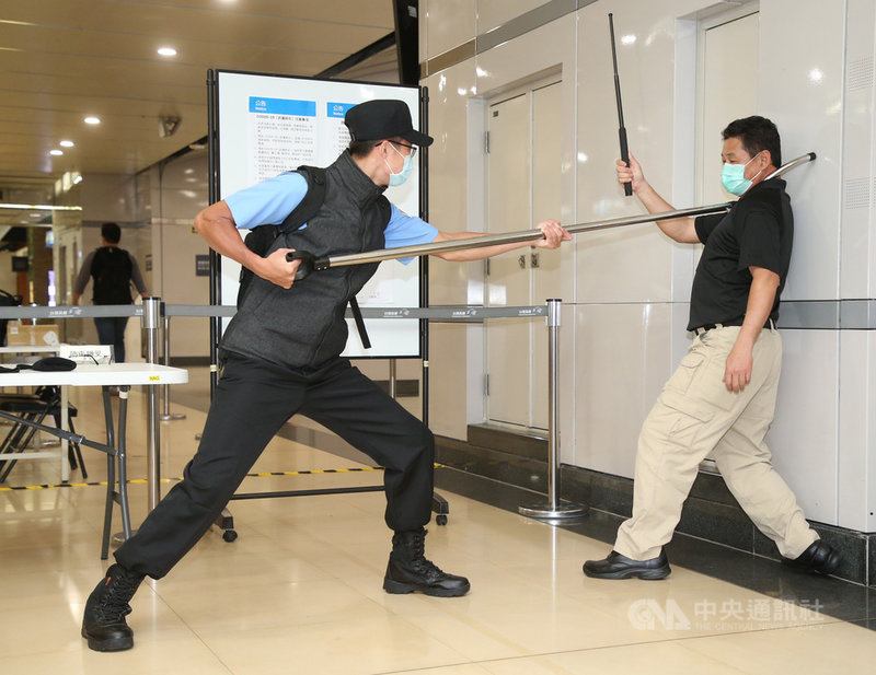台灣高鐵強化營運安全13日展示各項防護裝備,高鐵營運列車上均配置透明防護圓盾及防衛鋼叉,車站保全示範用防衛鋼叉控制歹徒。中央社記者鄭傑文攝 109年5月13日