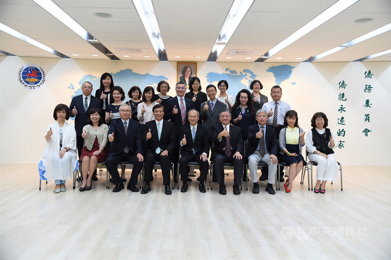 僑務委員會委員長吳新興(前排中)14日主持任內最後一次會務會報後,向主管同仁表示,將在520總統就職後,卸下委員長職務。(僑委會提供)中央社記者陳韻聿傳真 109年5月14日