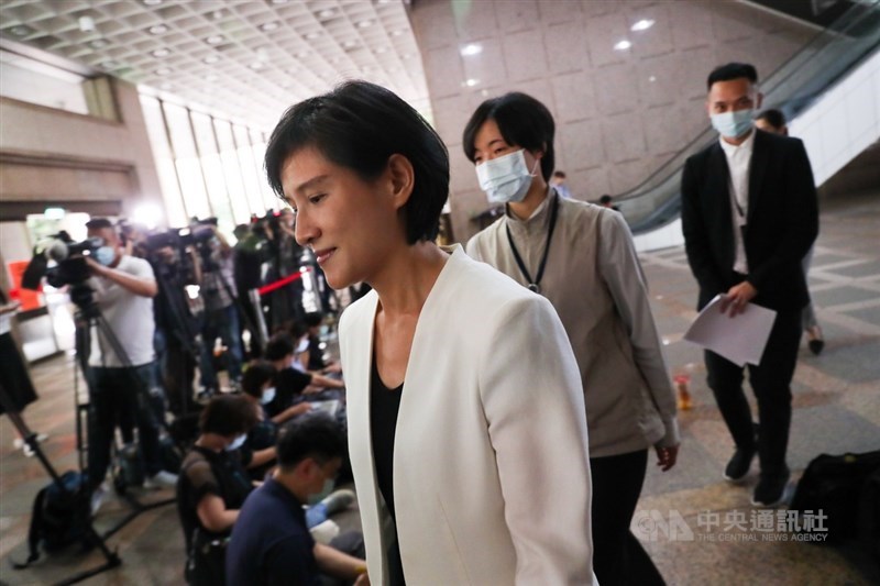 行政院長蘇貞昌14日率內閣總辭,文化部長鄭麗君(前)隨即發聲明表示,已完成階段性任務,將專心陪孩子一段時光,表態不續任文化部長,下午並親自出面向外界說明。中央社記者吳家昇攝 109年5月14日