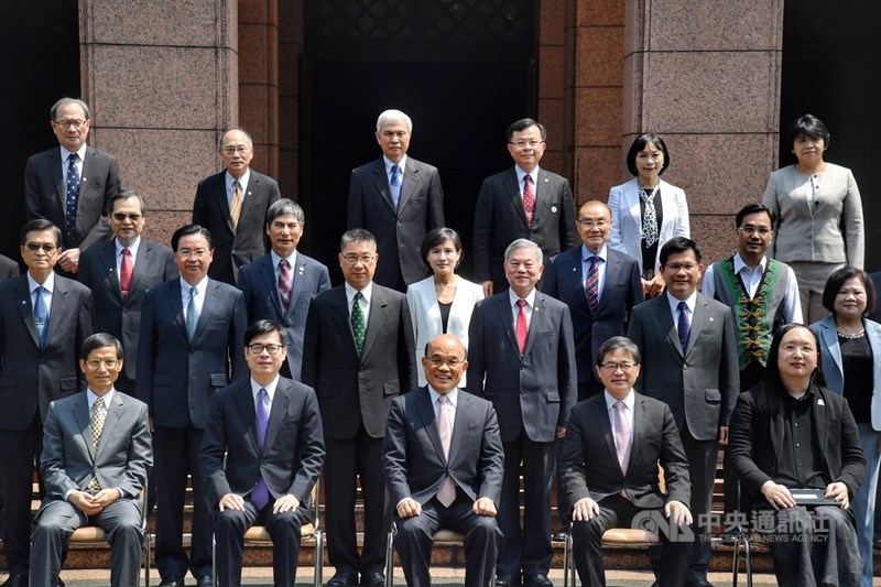 行政院長蘇貞昌(前中)14日在行政院會率內閣總辭,並在院會後與內閣成員拍攝「畢業照」。前右起為政務委員唐鳳、祕書長李孟諺、副院長陳其邁、政務委員林萬億。中央社記者王飛華攝 109年5月14日