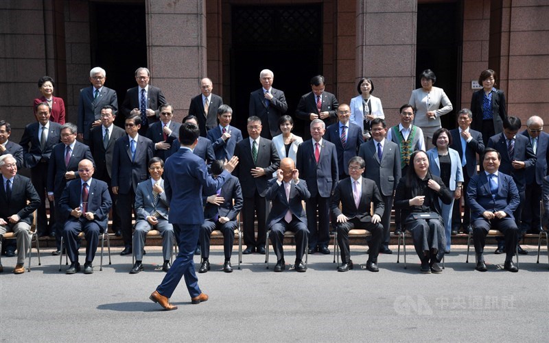 行政院長蘇貞昌14日率領內閣總辭後,在行政院前廣場與內閣成員拍攝畢業大合照,閣員聽從指示整理儀容,蘇貞昌(前排右4)也重新將眼鏡戴好。中央社記者王飛華攝 109年5月14日